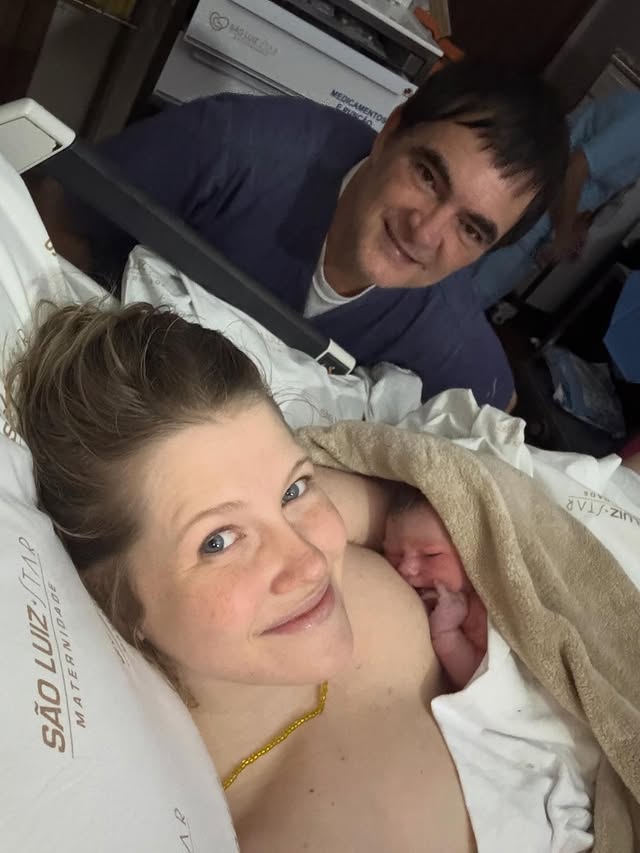 Samuel Rosa celebra o nascimento da quarta filha, Dora