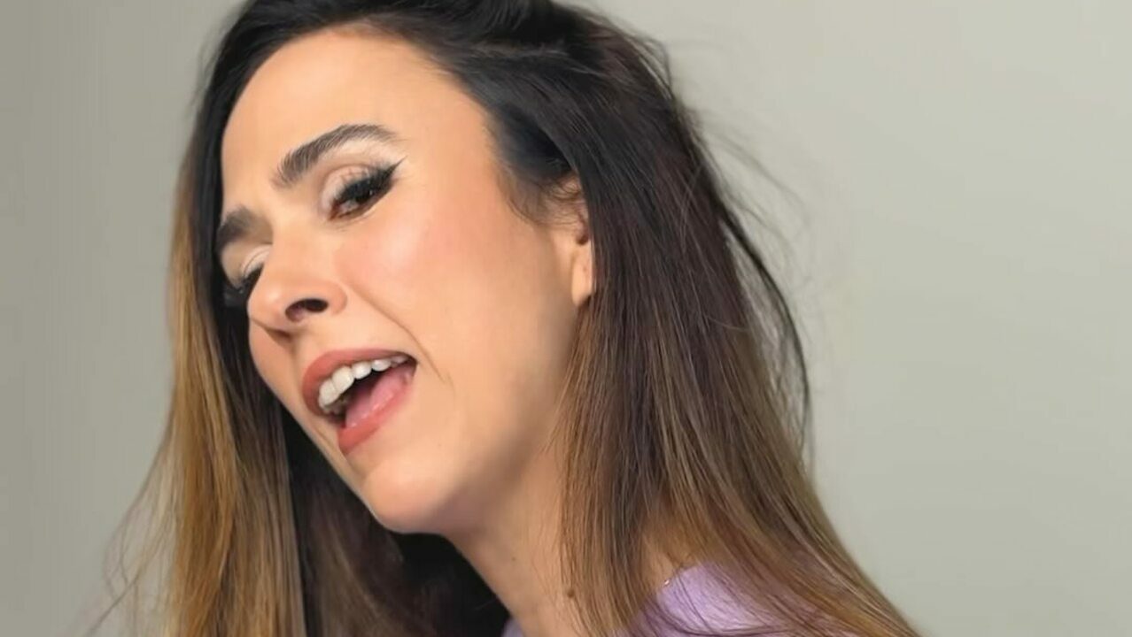 Tatá Werneck diverte ao vestir roupas da filha Clara