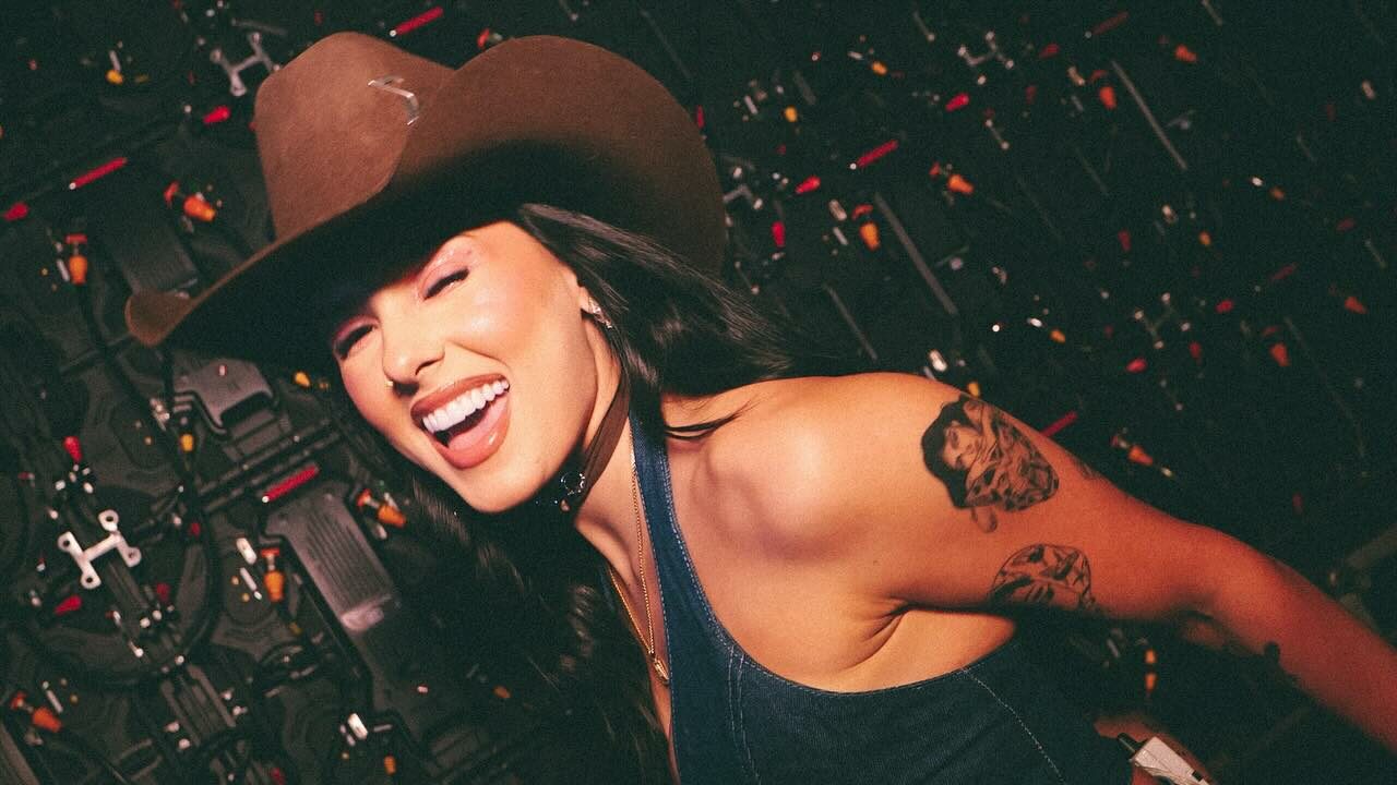 Ana Castela e Zé Felipe bebem vinho juntos em noite de jogos