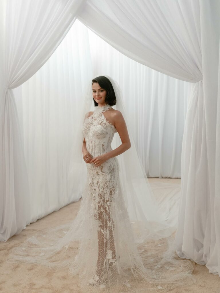 Selena Gomez surpreende ao se casar usando três vestidos