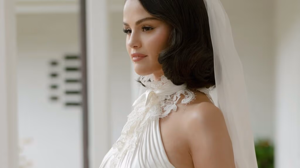 Selena Gomez surpreende ao se casar usando três vestidos