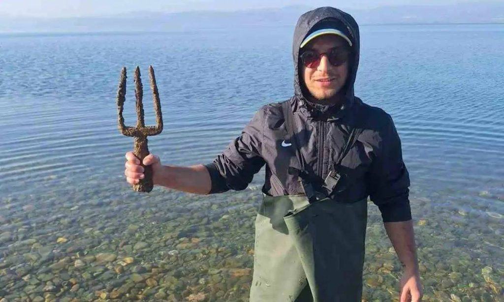 Descubra a incrível descoberta de um tridente romano no Lago Iznik, símbolo de Poseidon, que pode reescrever a história