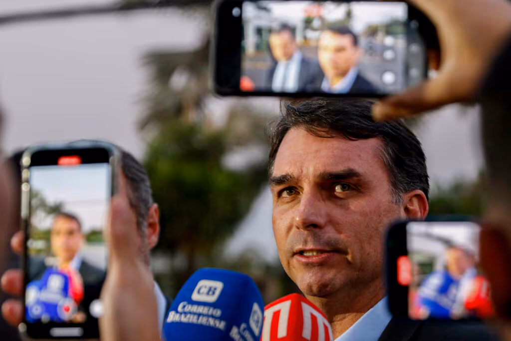 Flávio pede “trégua” a Moraes após internação de Bolsonaro