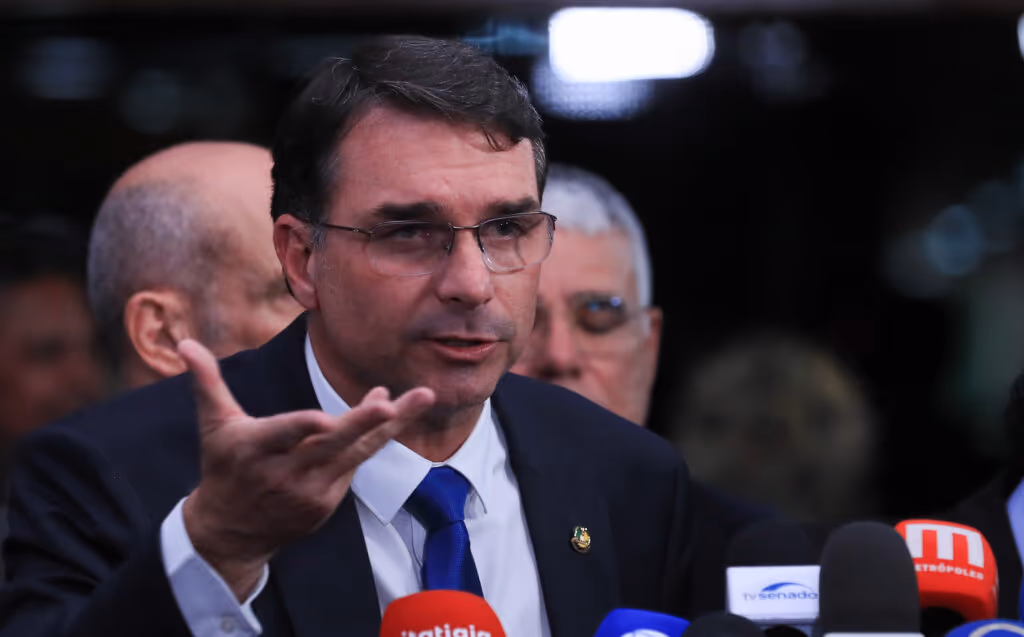 “Que inveja!”, diz Flávio Bolsonaro sobre barcos alvejados pelos EUA