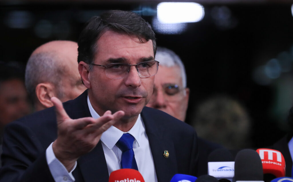 “Que inveja!”, diz Flávio Bolsonaro sobre barcos alvejados pelos EUA