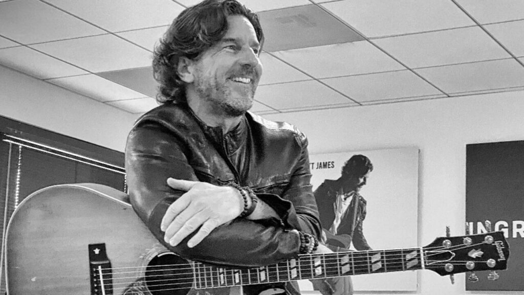 Compositor de Taylor Swift, Brett James morre em acidente aéreo