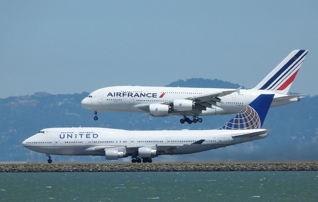 Airbus A380 e Boeing 747: O legado dos gigantes que dominaram os céus - Créditos: By Bill Larkins - AirFranceOverUnited 81215, CC BY-SA 2.0, https://commons.wikimedia.org/w/index.php?curid=47620835