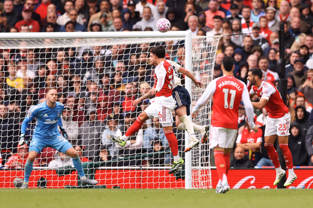 Arsenal vence mais uma na Premier League. Brasileiro sai lesionado