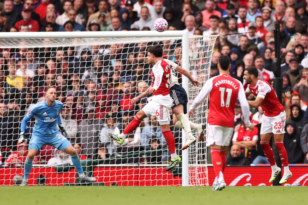 Arsenal vence mais uma na Premier League. Brasileiro sai lesionado