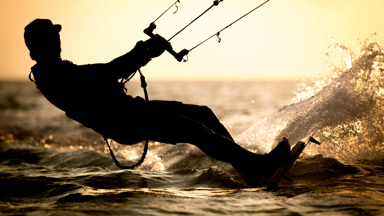 Atleta de kitesurf morre durante evento em praia no Ceará