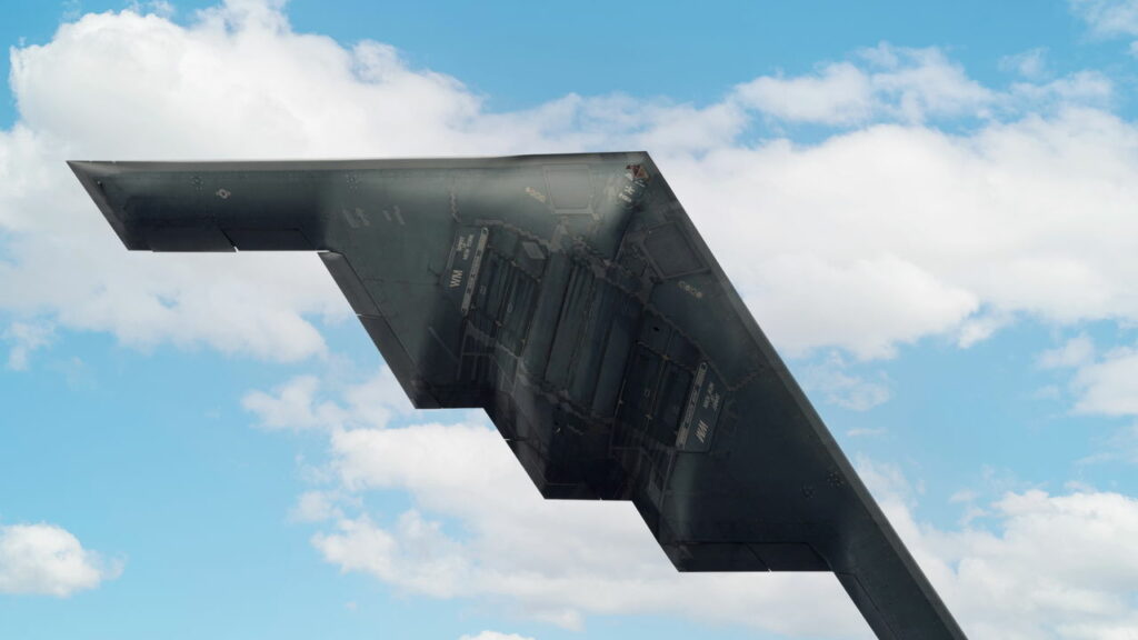 B-2 dos EUA, uma das aeronaves com maior capacidade de sobrevivência do mundo, operar 70 horas sem pousar