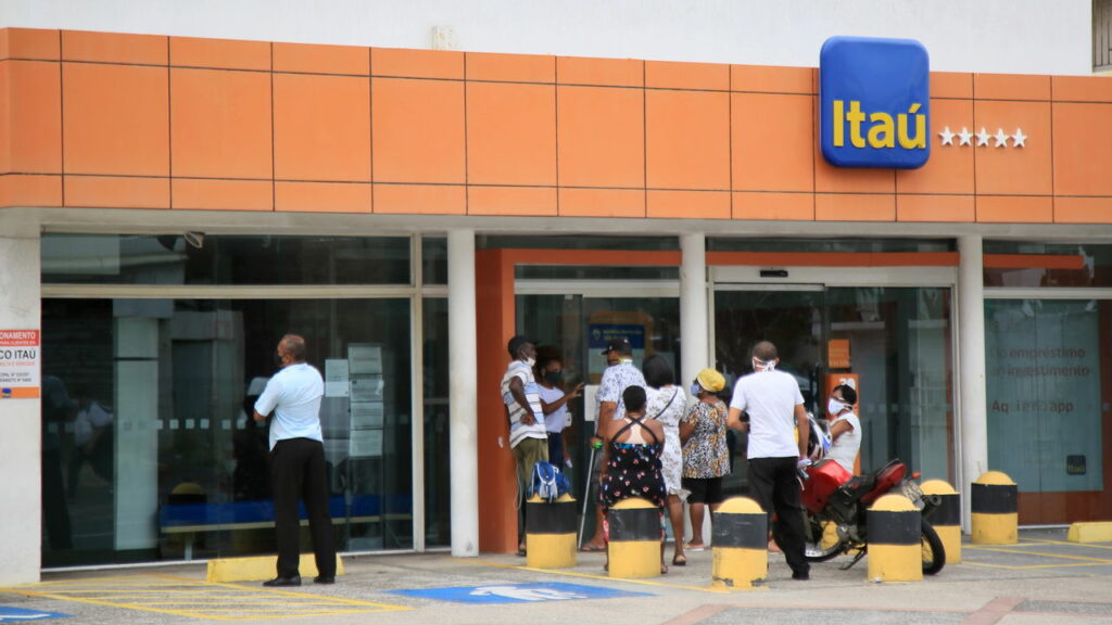 Banco passa o rodo e demite cerca mil funcionários, diz sindicato