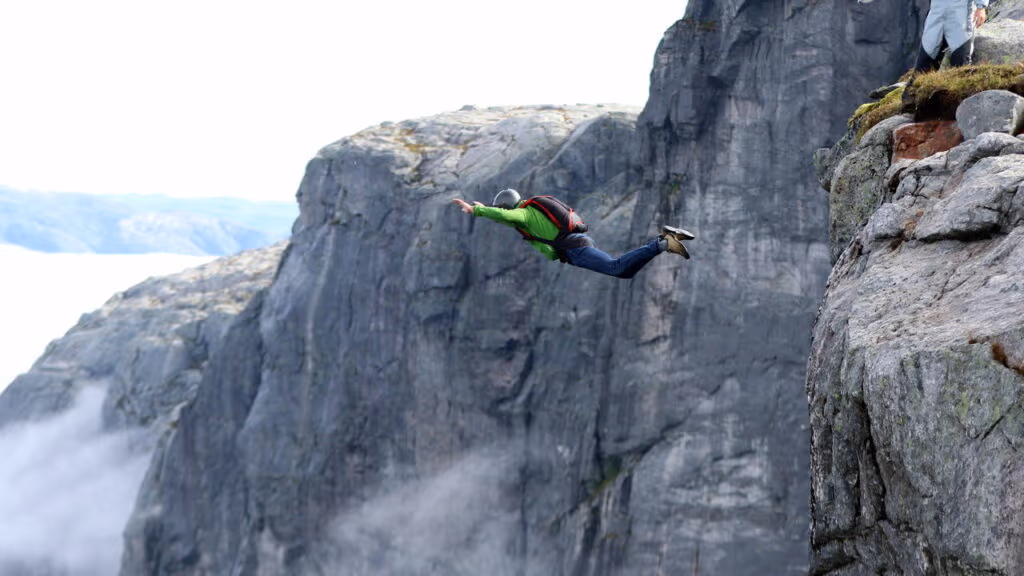 Bombeiro se dá mal em salto de base jump enquanto filma a própria queda
