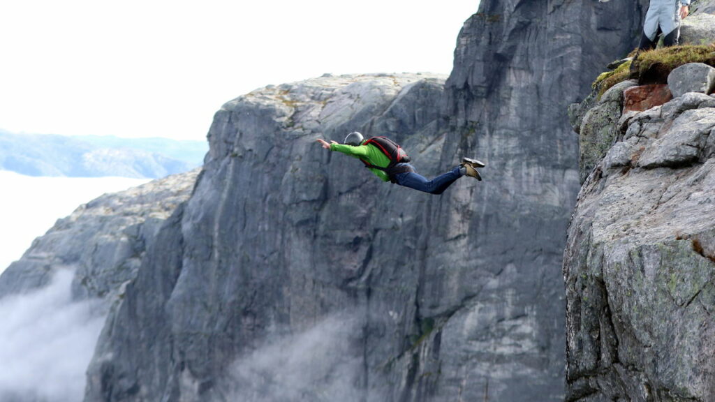 Bombeiro se dá mal em salto de base jump enquanto filma a própria queda