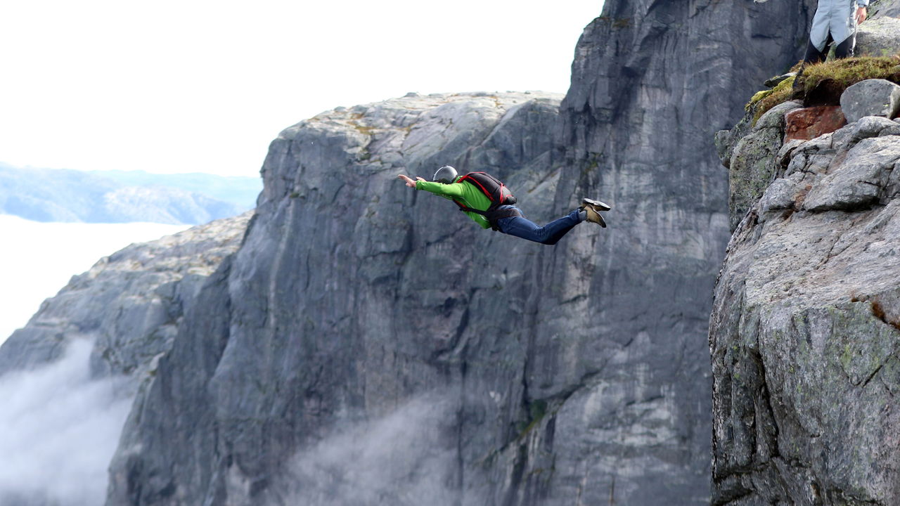 Bombeiro se dá mal em salto de base jump enquanto filma a própria queda