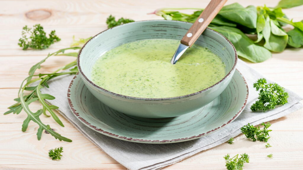 Essa simples adição transforma o caldo verde em um remédio natural