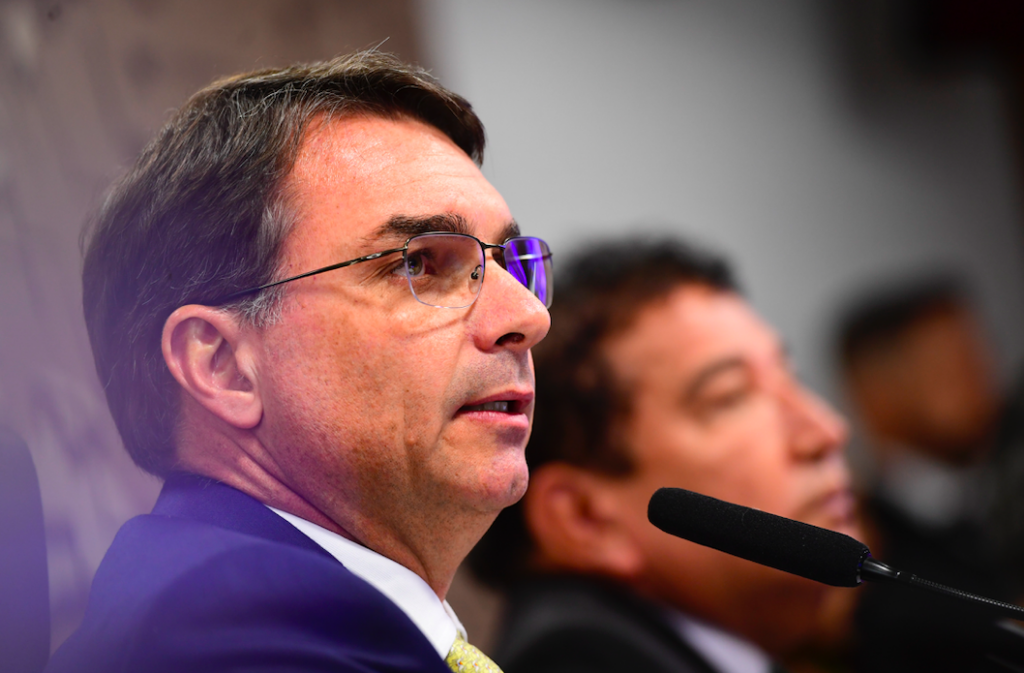 Flávio defende vigília e fala que prisão de Bolsonaro é “absurdo completo”