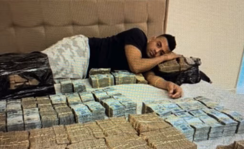 Fotos mostram TH Joias deitado sobre maços de dinheiro