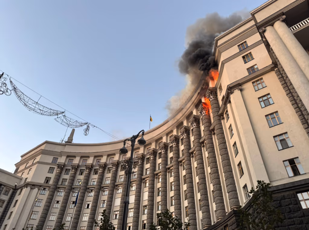 Rússia faz maior ataque aéreo contra Ucrânia e atinge pela 1ª vez prédio do governo