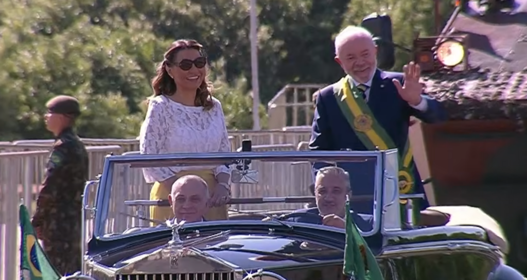 Ao lado de Janja, Lula abre desfile do 7 de Setembro em carro aberto