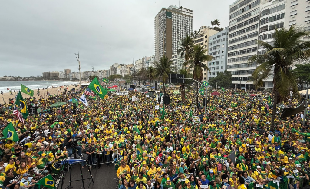 Ato no RJ tem Flávio Bolsonaro, pedidos de anistia e gritos contra Moraes