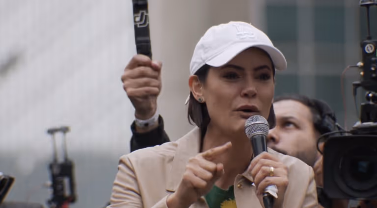 Michelle Bolsonaro chora em ato na Paulista: “Está muito pesado”