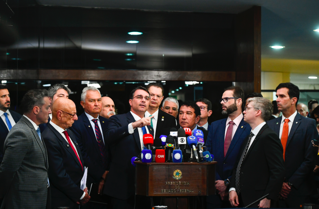 “Parecia um líder do governo do PT no Supremo”, protesta Flavio