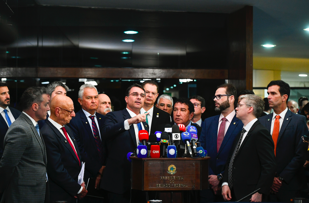 Flávio Bolsonaro e parlamentares da oposição no Senado