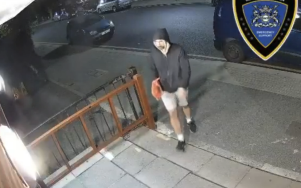 Homem é preso por série de ataques a sinagogas em Londres