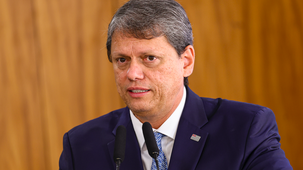 Tarcísio passa 24 horas sem se manifestar sobre candidatura de Flávio