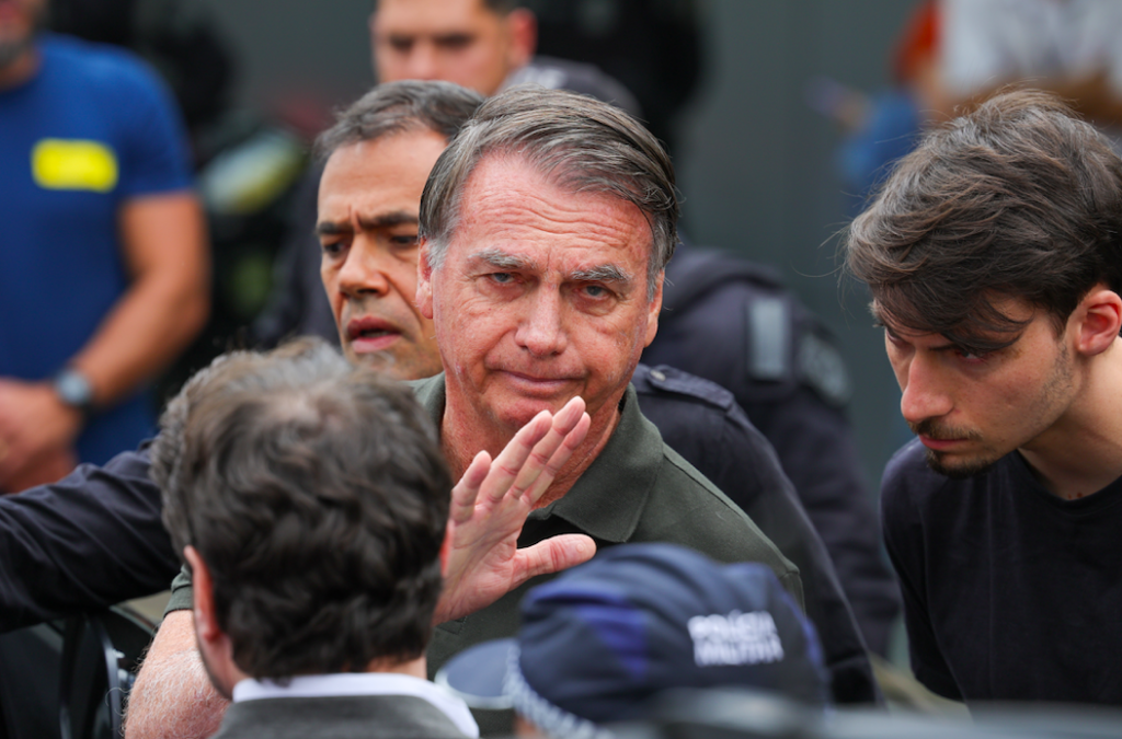 Médicos de Bolsonaro ajustaram “medicações para soluço”, diz boletim