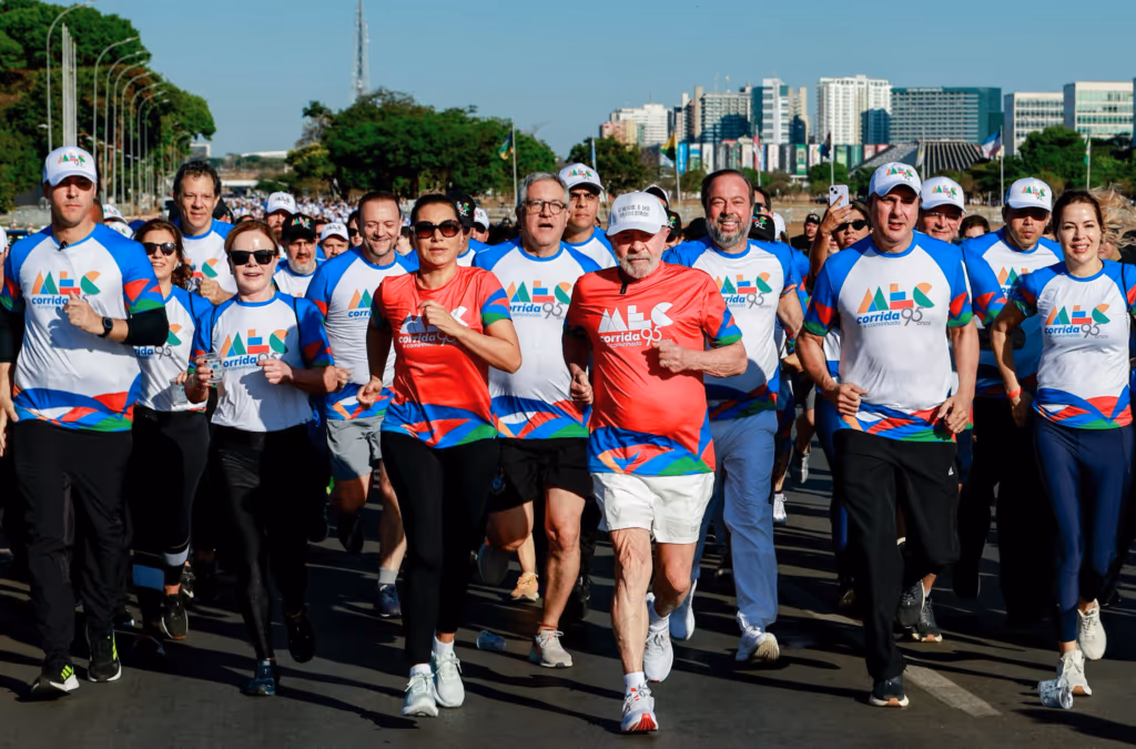 Lula participa de caminhada em Brasília e provoca Bolsonaro