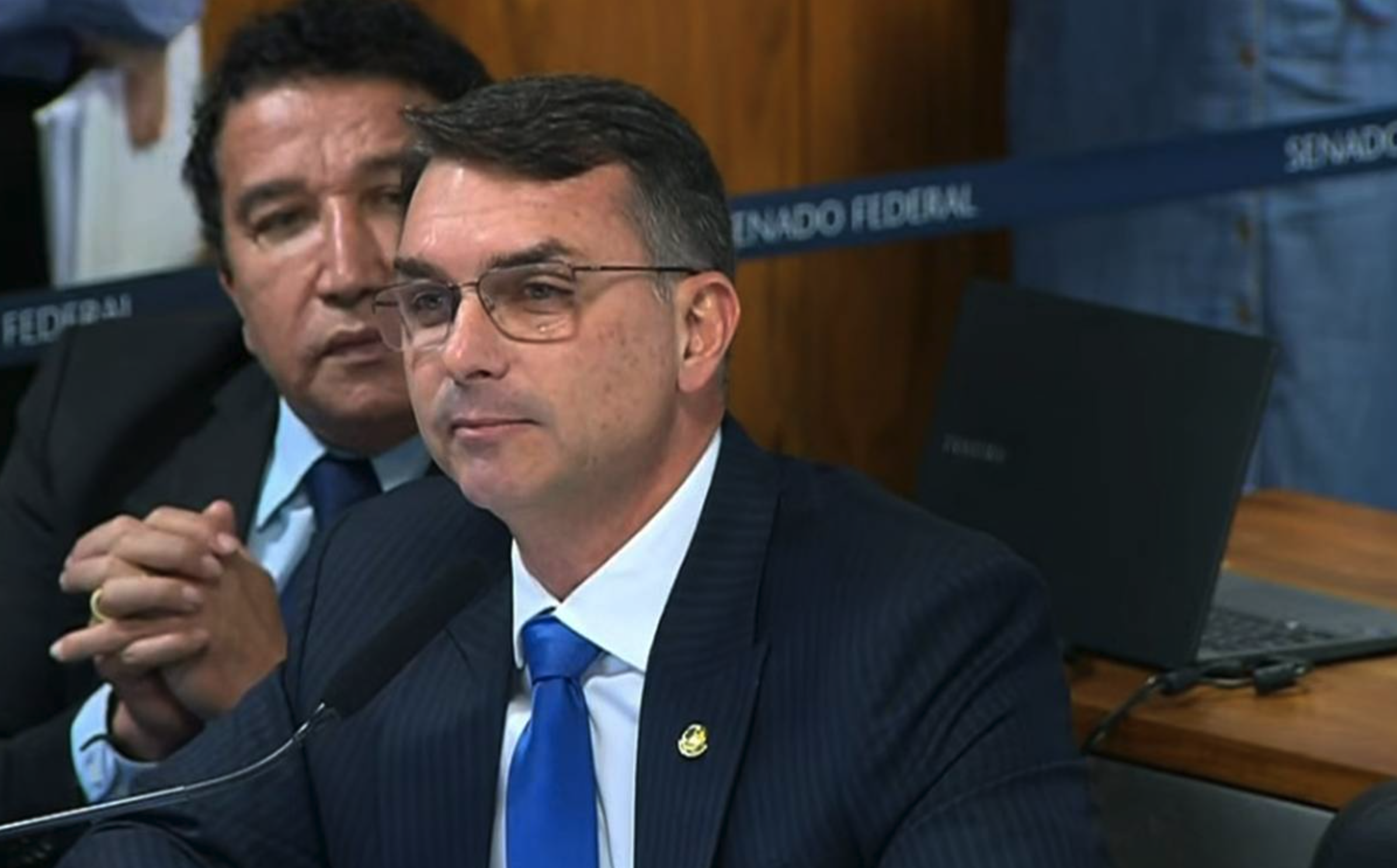 Flávio Bolsonaro tomou invertida de Alessandro Vieira sobre “hipocrisia” com STF
