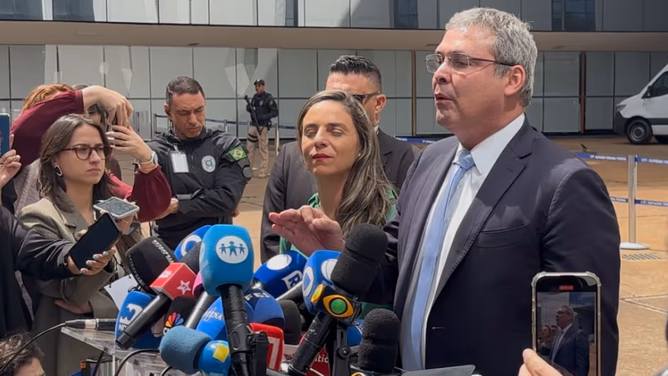 Quem se associa a anistia está “patrocinando golpe parlamentar”, diz Lindbergh