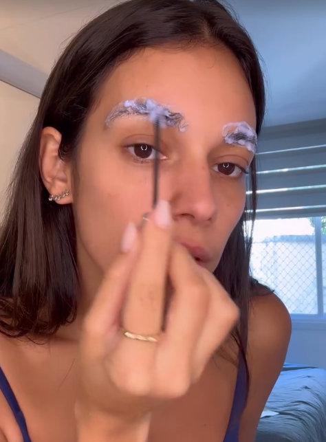 Alane Dias surge com visual surpreendente