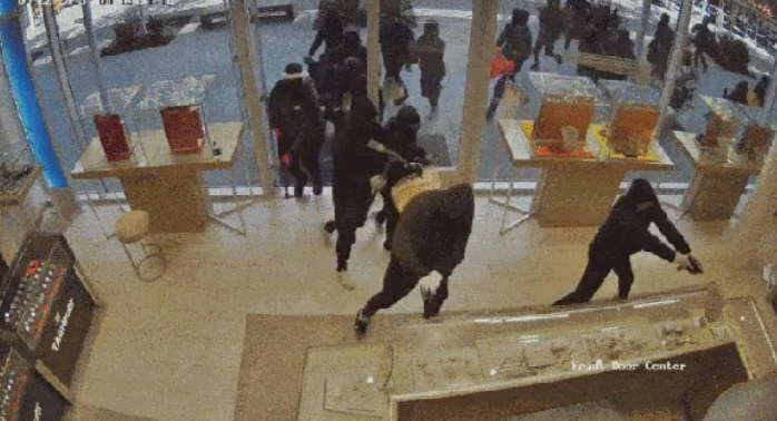 Assaltantes invadem joalheria na Califórnia e roubam US$ 1 milhão em itens