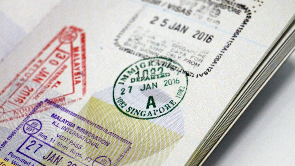 Carimbo no passaporte caminha para aposentadoria em 29 países