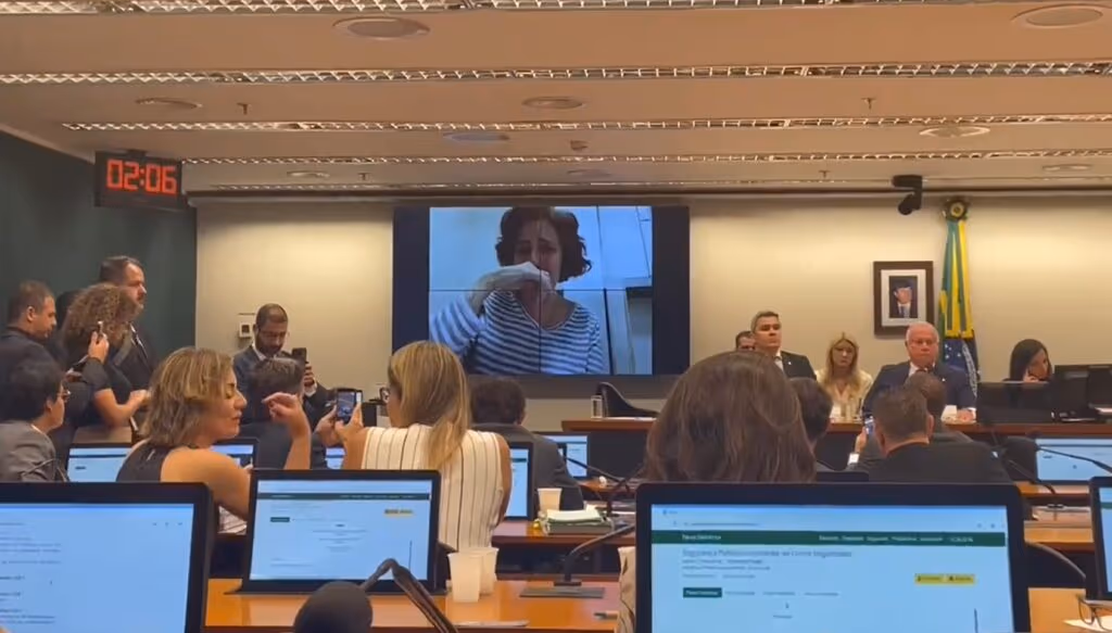 Zambelli chora em audiência na Câmara