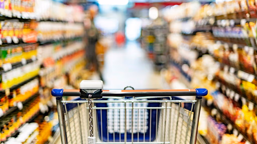 Consumidor flagra várias baratas andando nas prateleiras de supermercado famoso