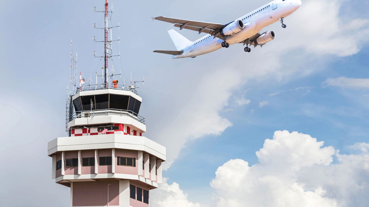 Controlador de tráfego aéreo adormece e avião fica circulando por 18 minutos sobre o Mediterrâneo