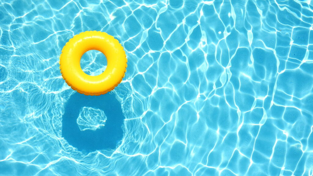 Criança cai em piscina após um segundo de descuido do pai