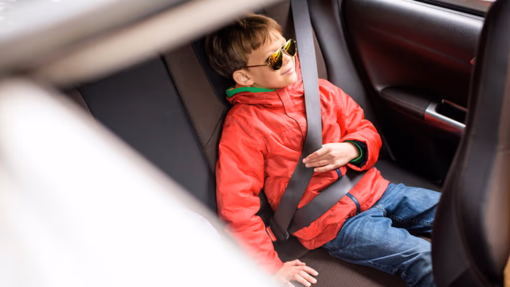 O que diz a lei sobre crianças irem no banco da frente do carro?