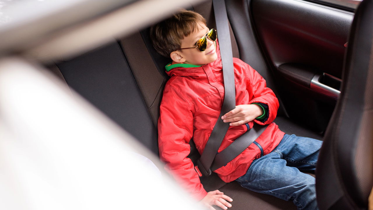 O que diz a lei sobre crianças irem no banco da frente do carro?