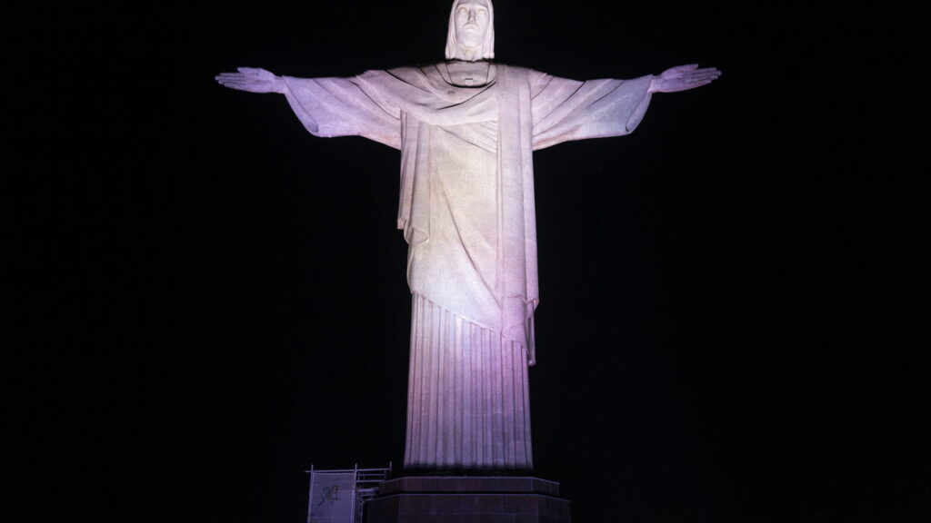 Veja o momento emocionante em que o Cristo Redentor abraça cachorro caramelo no Rio de janeiro