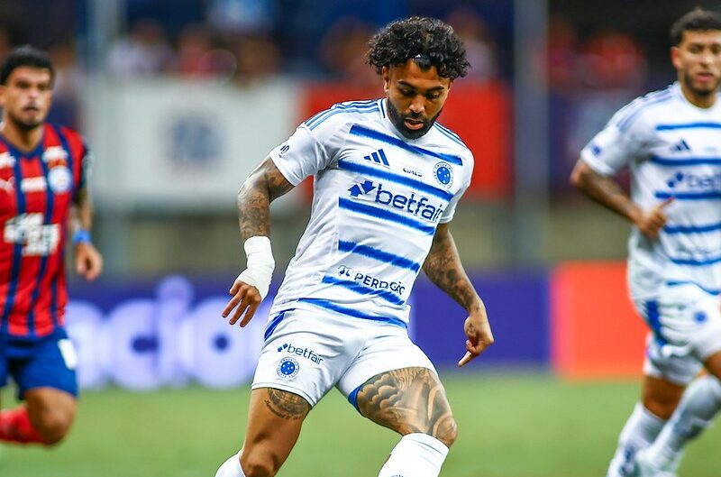 Cruzeiro vence o Bahia com golaço de Gabigol e cola na liderança do Brasileira