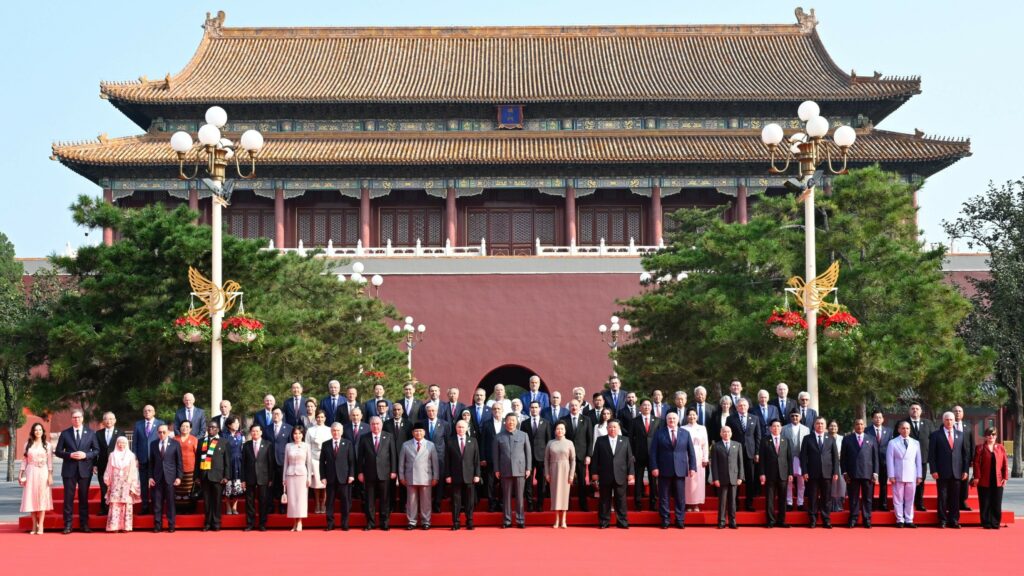 Crusoé: Dilma e Celso Amorim no desfile militar da China