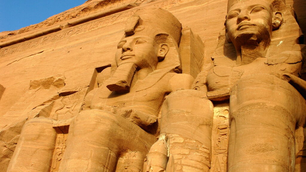 Estátua gigante de Ramsés II é encontrada por arqueólogos no Egito