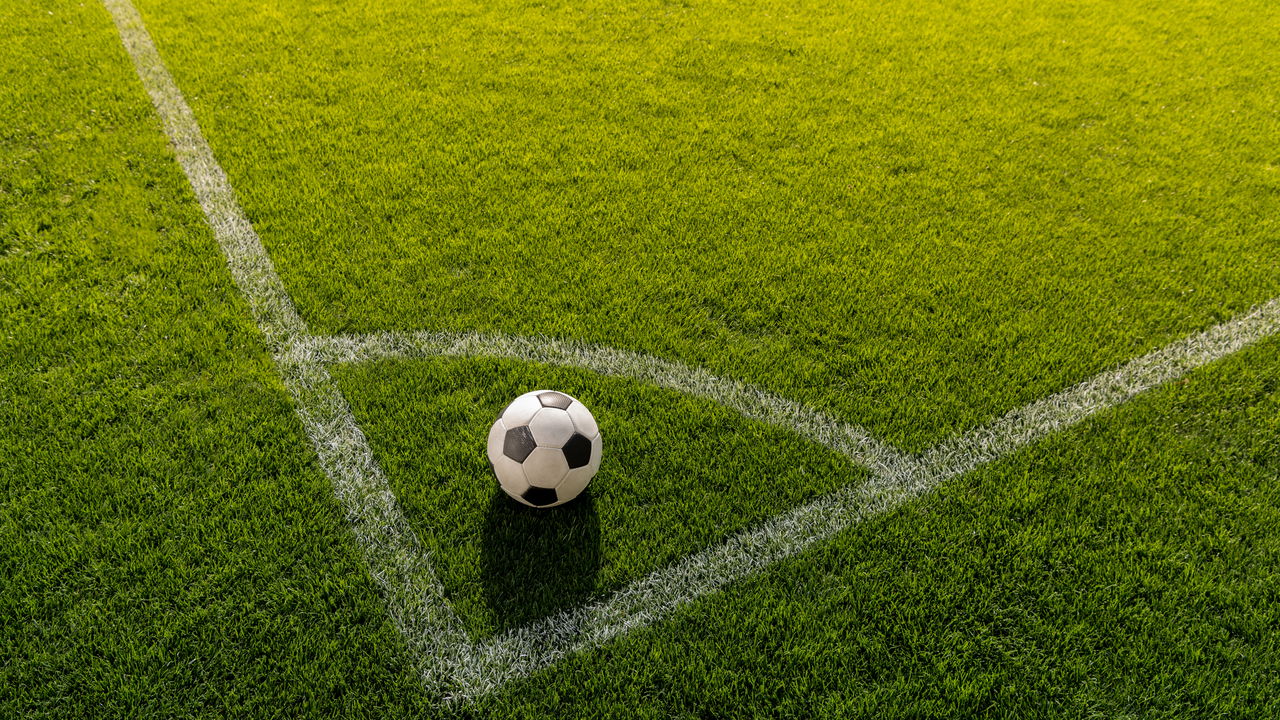 Ex-jogador do Arsenal morre por conta de lesão cerebral durante jogo