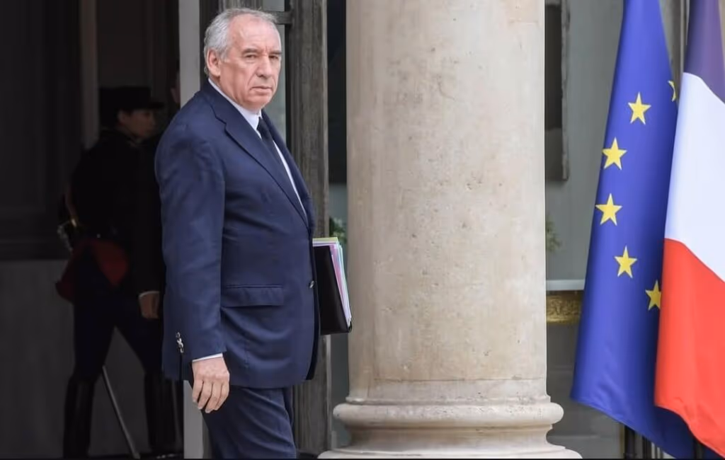 Crusoé: França à beira de mais um colapso governamental