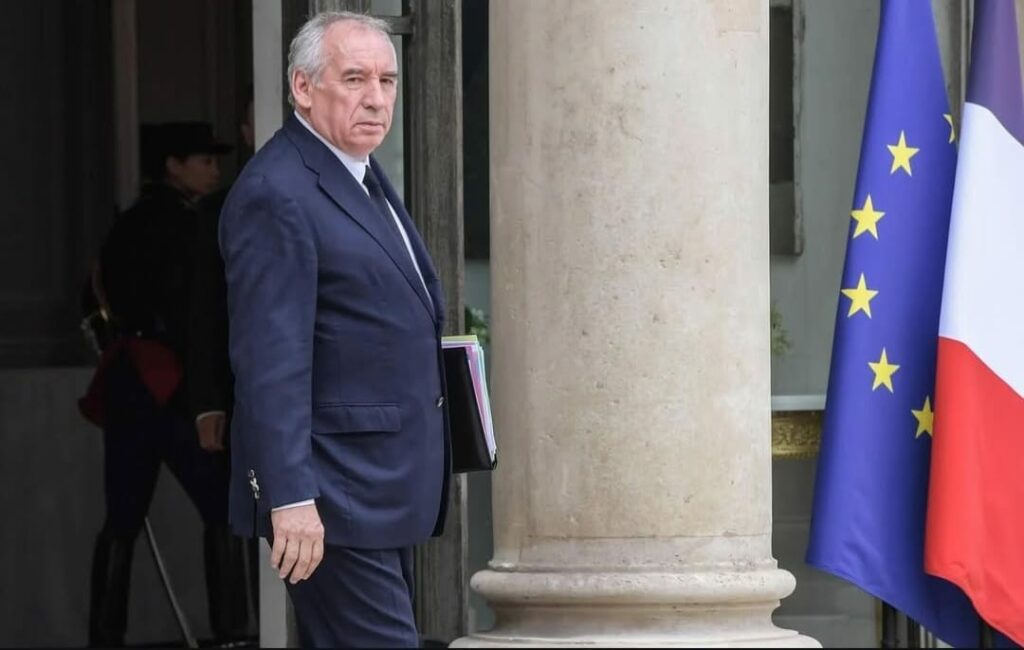 Crusoé: França à beira de mais um colapso governamental
